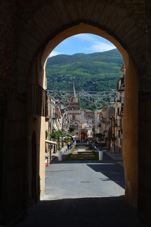 The House Of Castle Apartments Castelbuono  Esterno foto