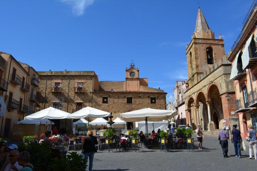 The House Of Castle Apartments Castelbuono  Esterno foto